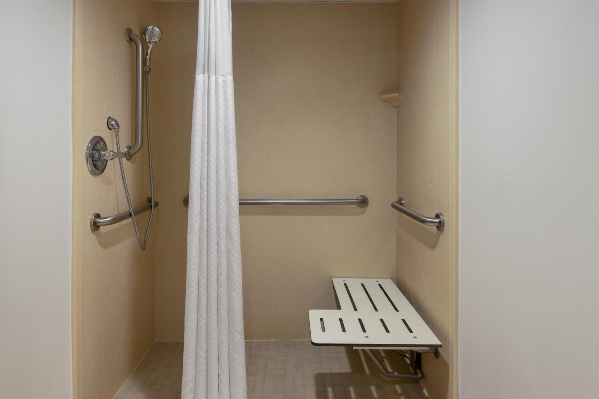 La Quinta Inn & Suites By Wyndham Lake George Eksteriør billede