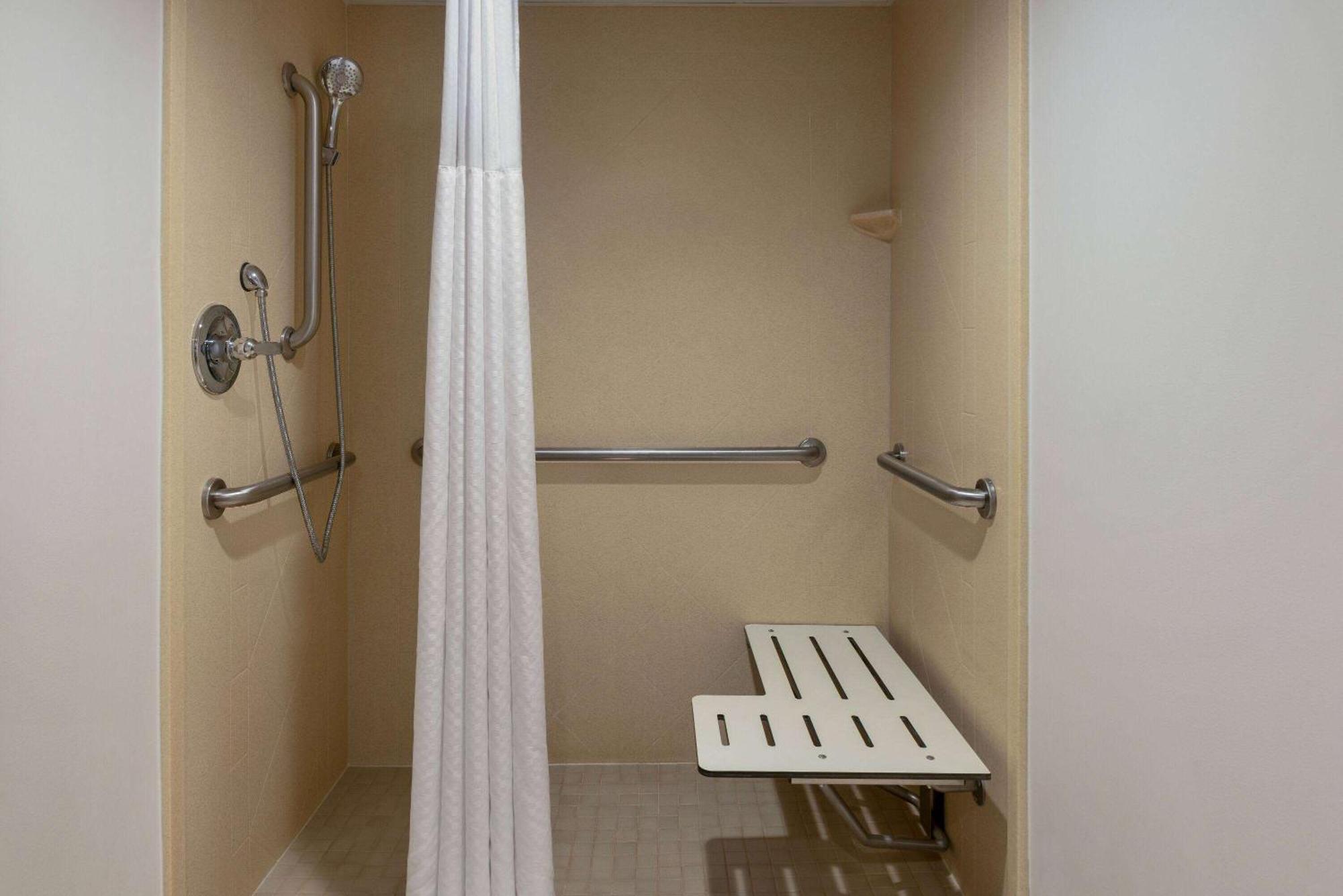 La Quinta Inn & Suites By Wyndham Lake George Eksteriør billede