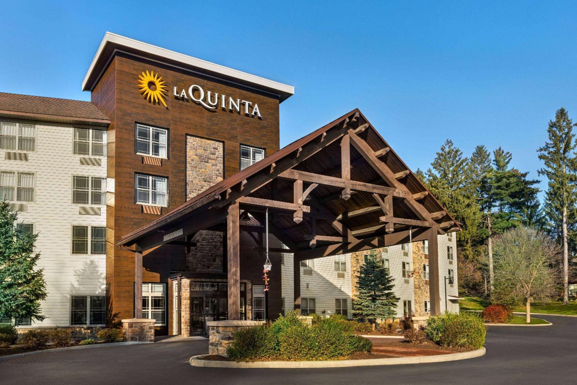La Quinta Inn & Suites By Wyndham Lake George Eksteriør billede
