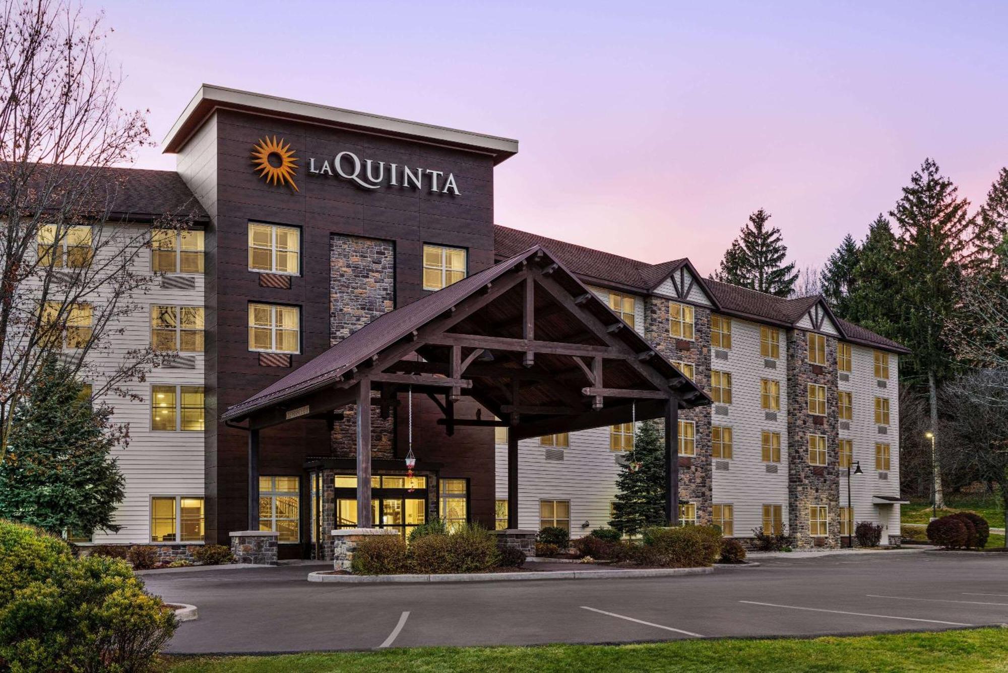 La Quinta Inn & Suites By Wyndham Lake George Eksteriør billede